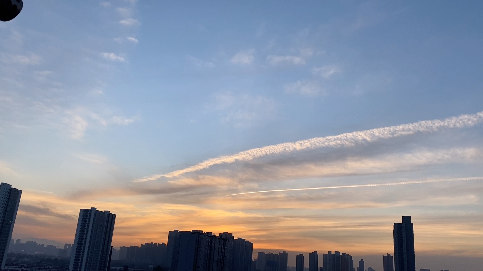 忆己—记录我点滴生活之傍晚 余晖 航迹云