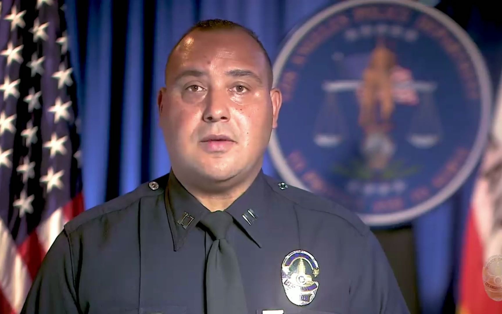 lapd警官一招制服袭击亚裔的嫌犯!_哔哩哔哩_bilibili