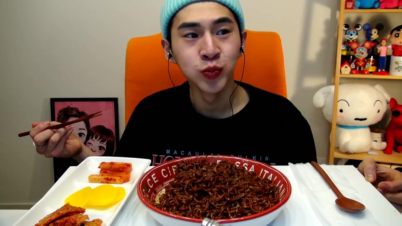 【韩国吃播】奔驰小哥:吃炸酱面(咀嚼音)