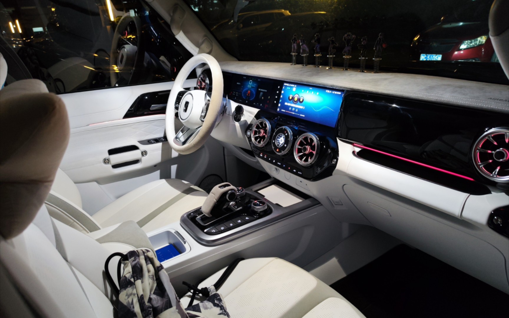 坦克300城市版很有型黑色内饰改装全白纯白内饰