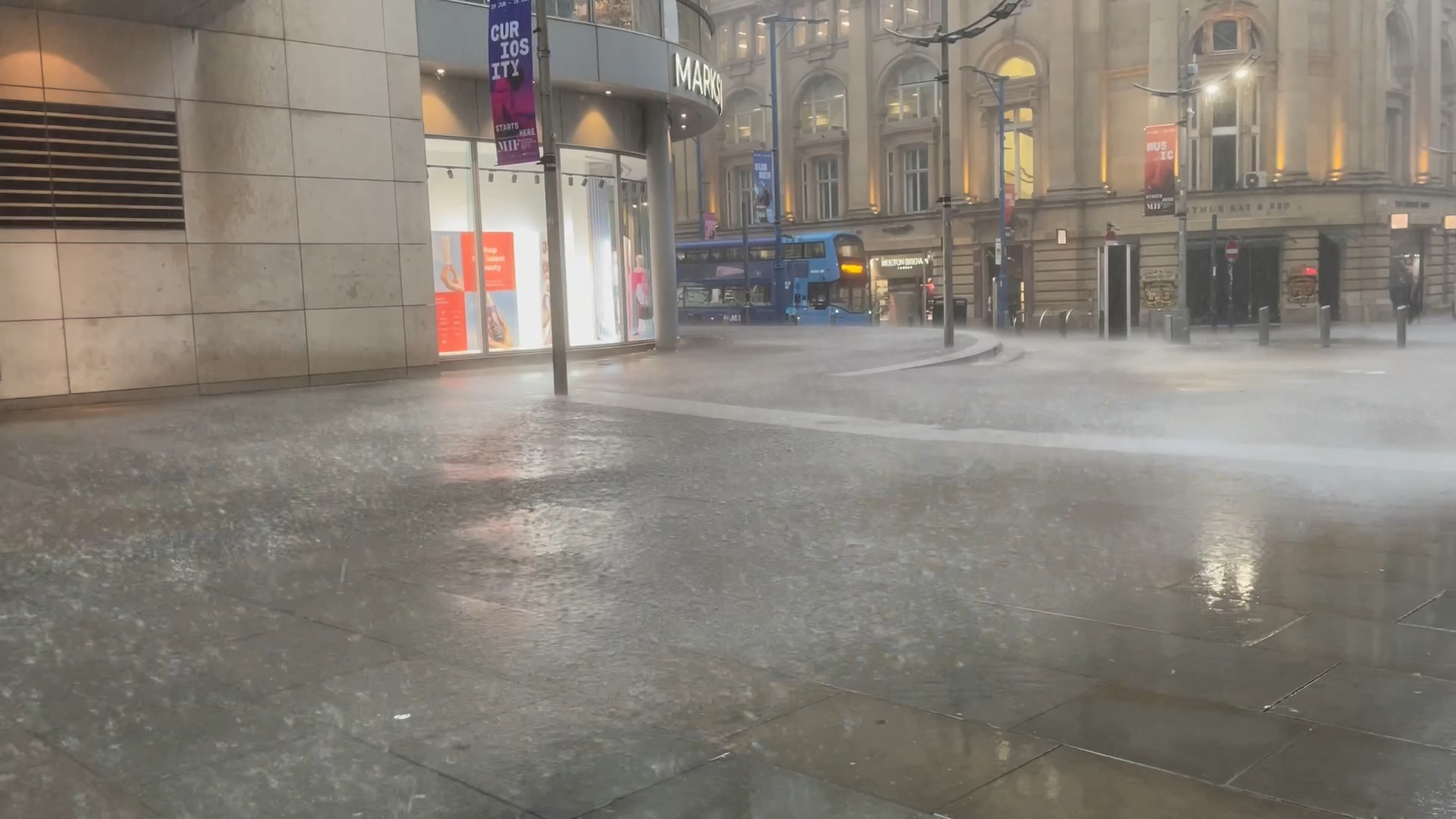 出门逛街偶遇的一场雷阵雨.风吹雨幕,很像拍电影时人工制造的洒水场景.哔哩哔哩bilibili