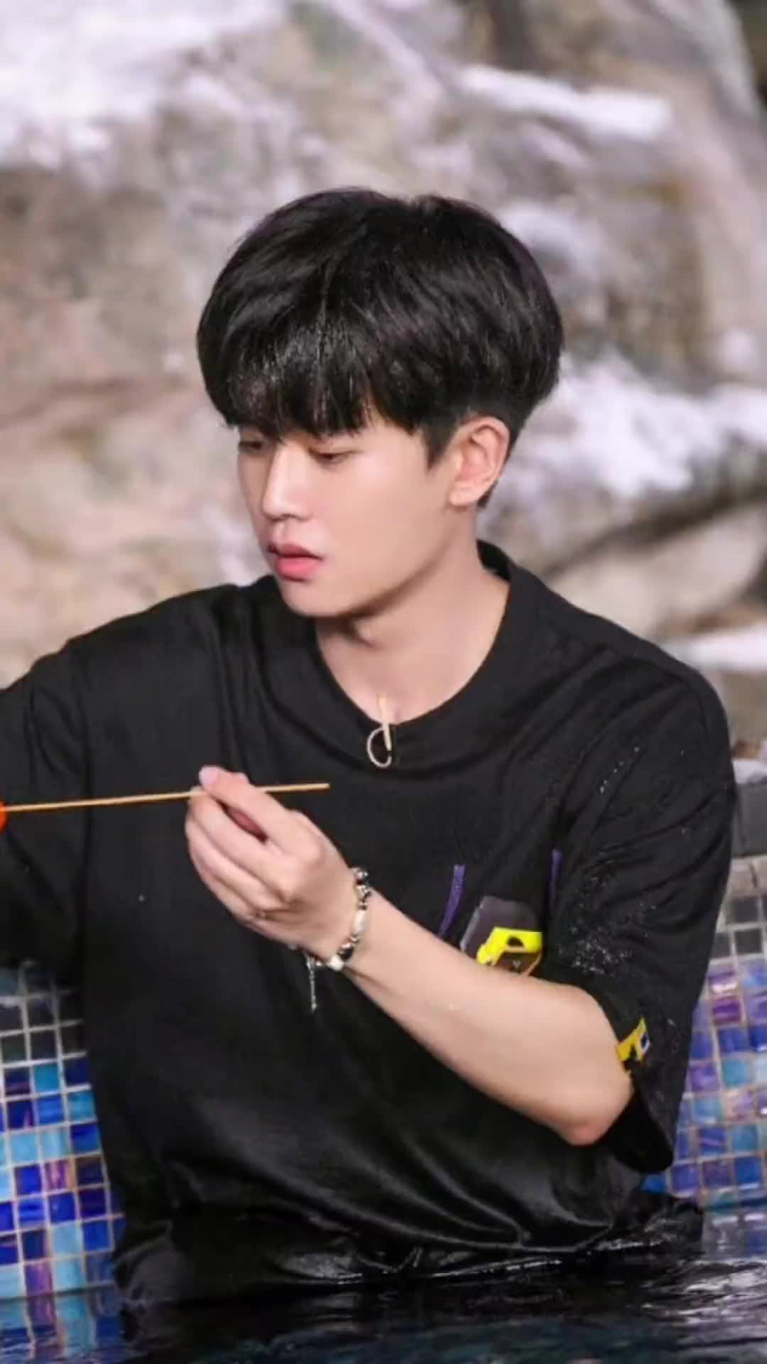 这任真的太可爱了下期把头发梳上去也太帅了吧任嘉伦abcdef