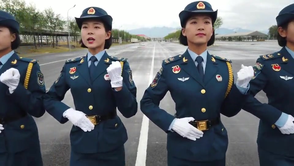 受阅女兵王爽:训练场不相信眼泪!