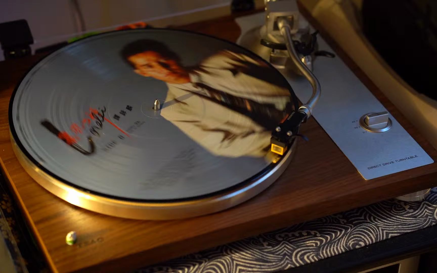 4k超清视频记录alantam谭咏麟巅情歌系列巅峰作编织黑胶唱片原音播放