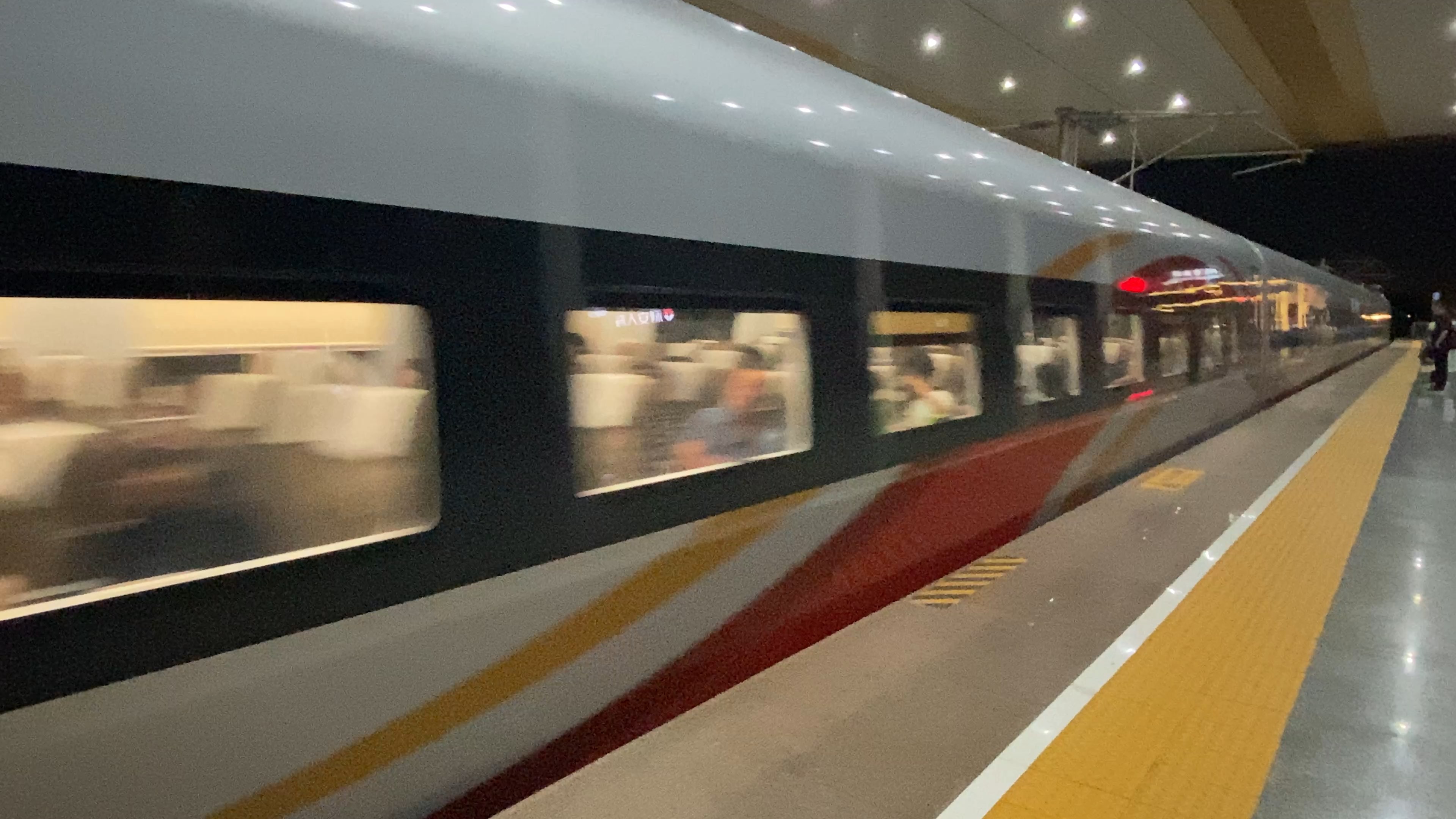 g21次列车 进南京南站(车型:cr400bf-bs 配属上海局 )