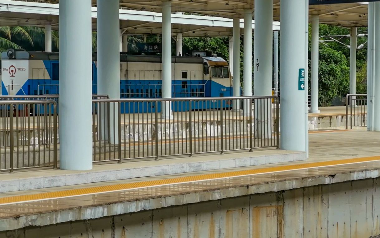 广铁海段df4dd内燃机车1025号机牵引隔离平车停靠粤海铁路海口站