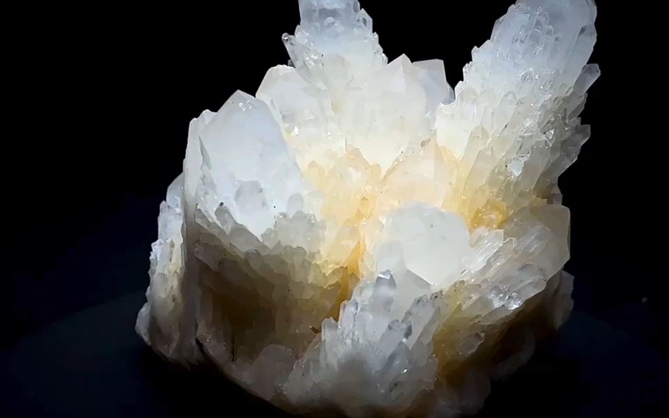 珍藏品,超大块天然菠萝簇水晶簇原矿摆件,体积超大,表面闪闪发光,嗯尖