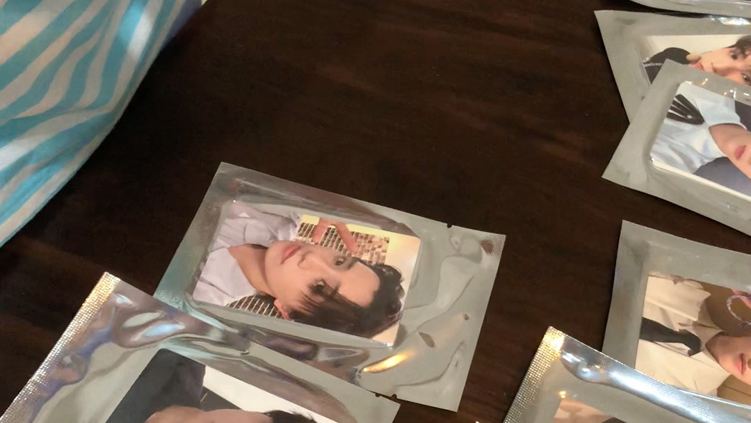 周柯宇签名照及腾讯视频into1 毕业小卡开箱