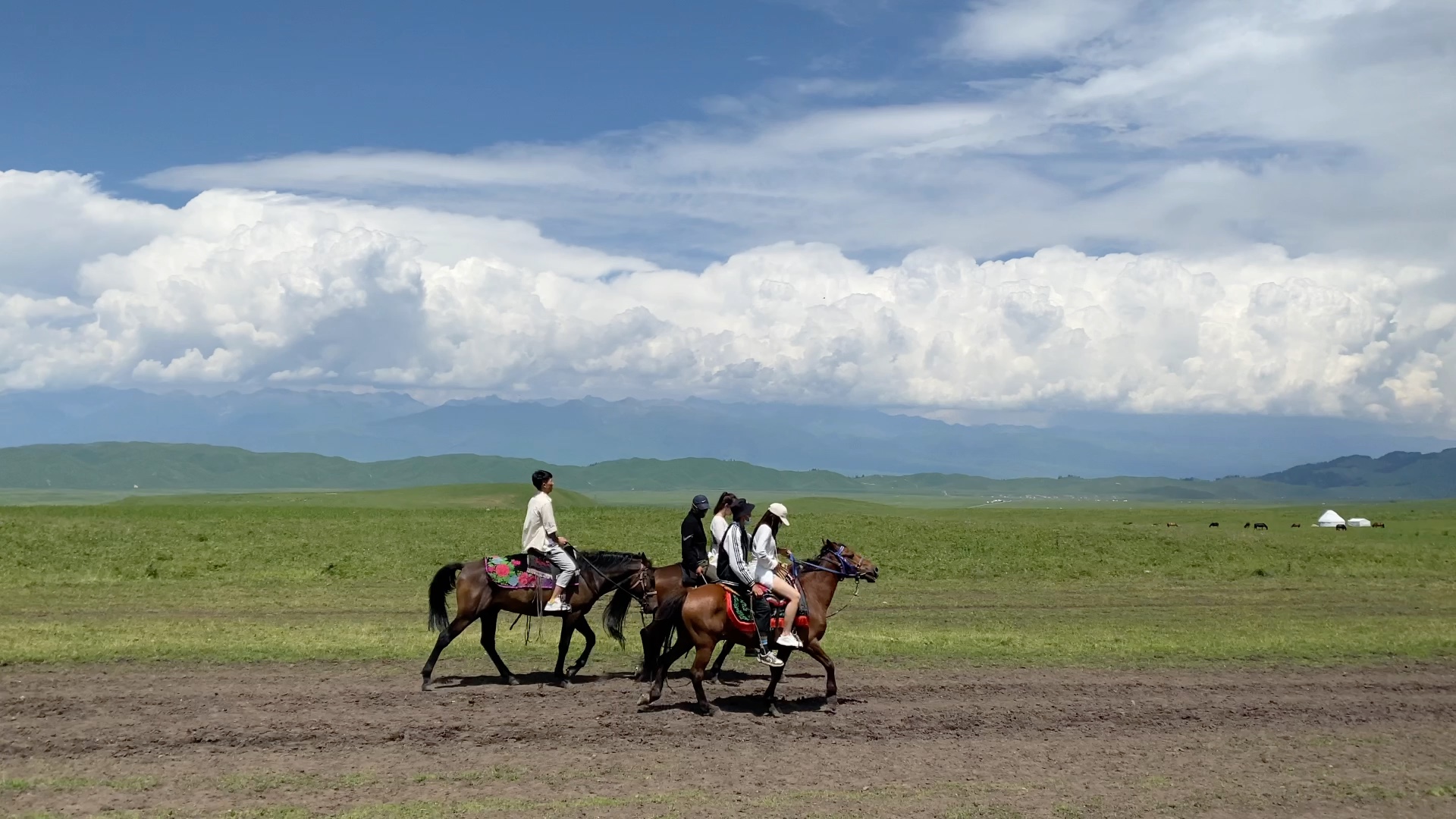 那拉提草原骑马