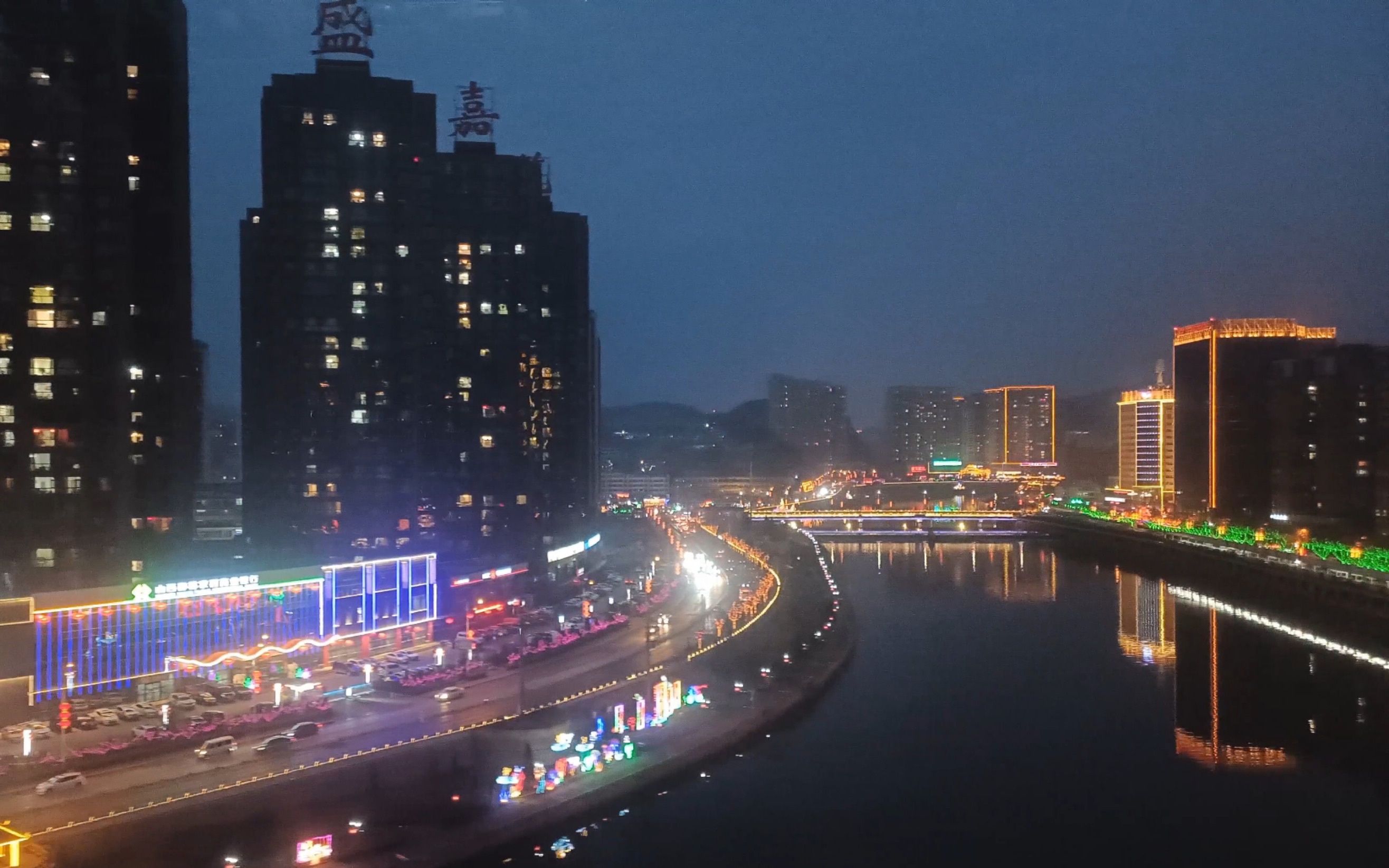 火车上拍到仿佛航拍(?)的视频-山西省吕梁市柳林县夜景
