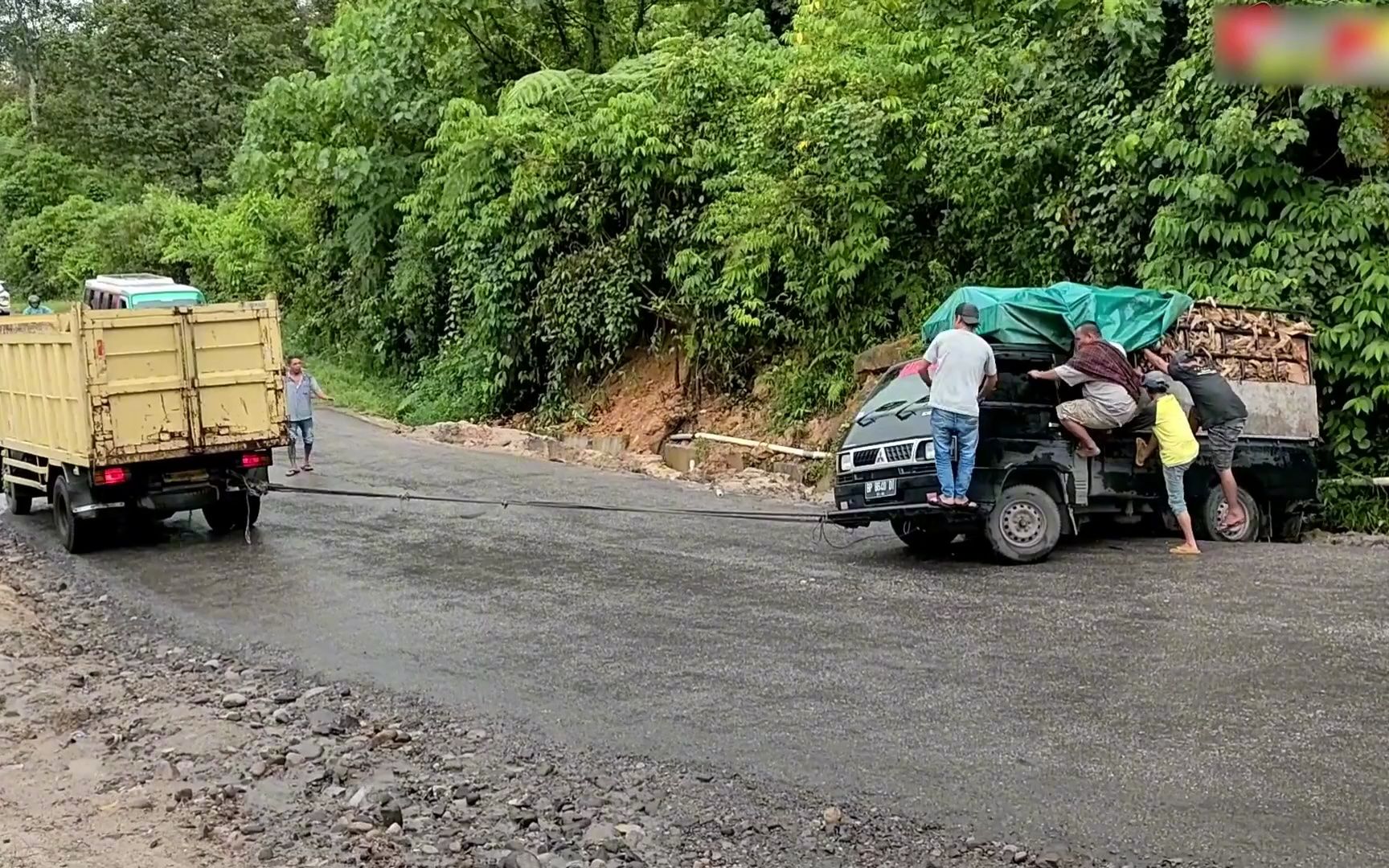 皮卡上坡溜車,十幾個人用繩子拉出來,這太牛了!