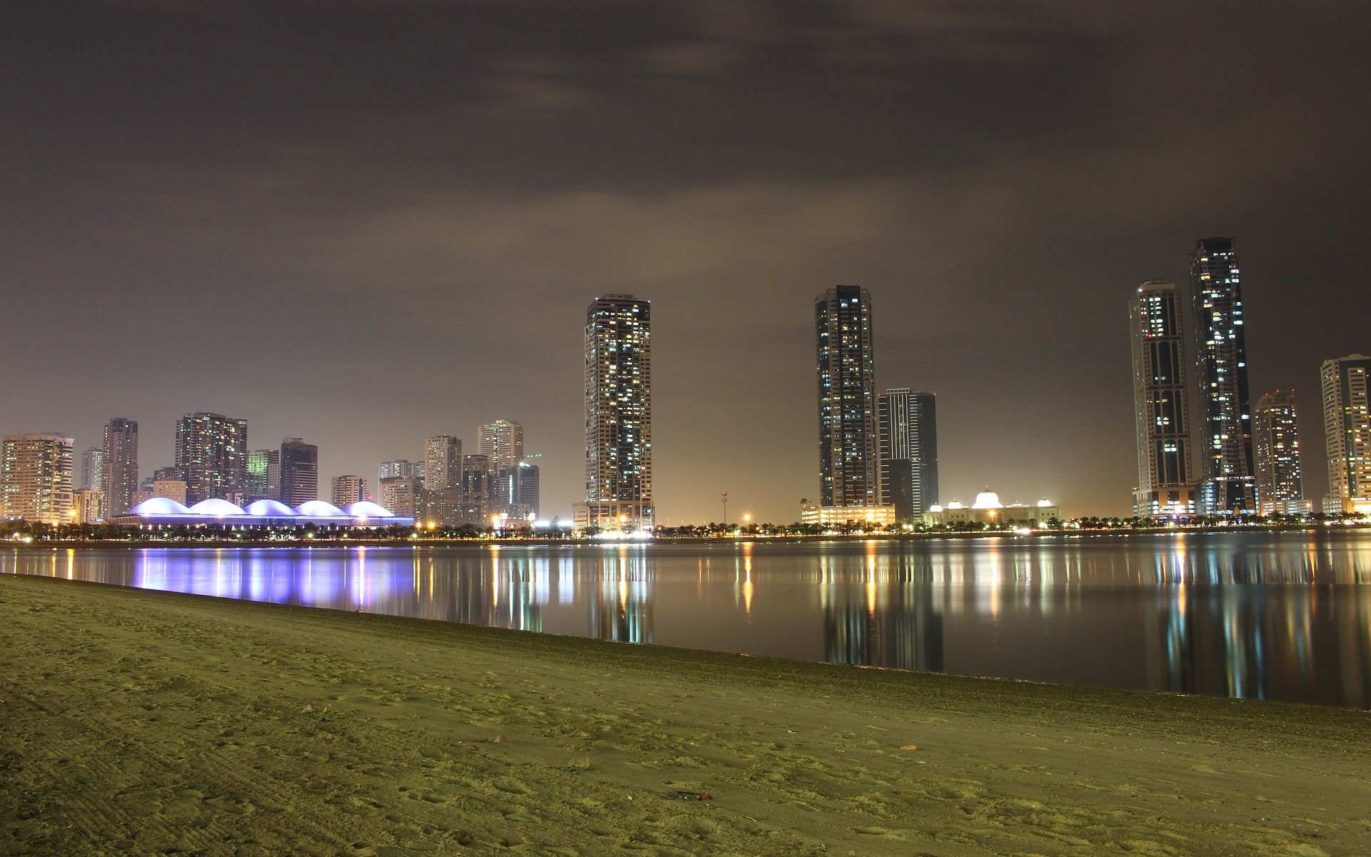 在al mamzar海滩看水面沙迦城市夜景灯光倒影