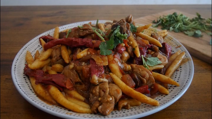 【鹰嘴豆搓鱼子】昨天吃不完的大盘鸡完美升级!_哔哩哔哩_bilibili