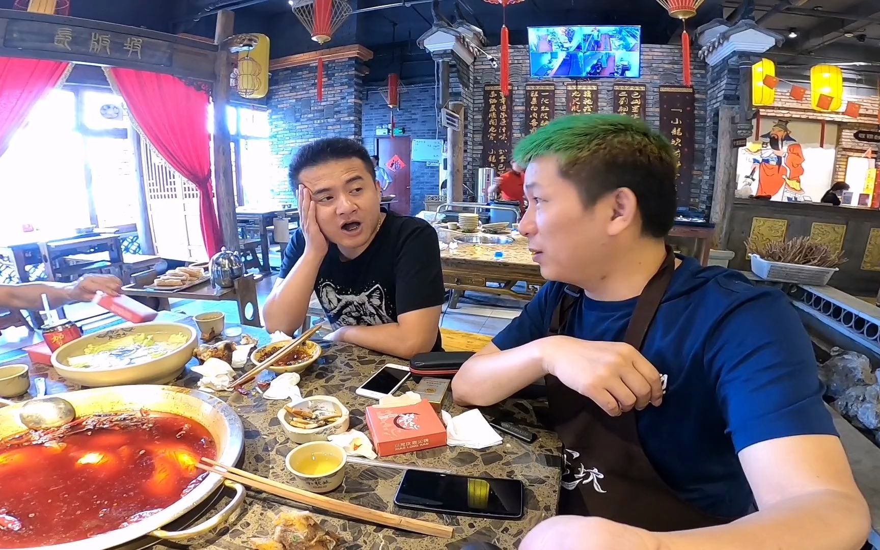 杨百万和横店十三哥一起吃饭,百万说十三哥是自己的领路人