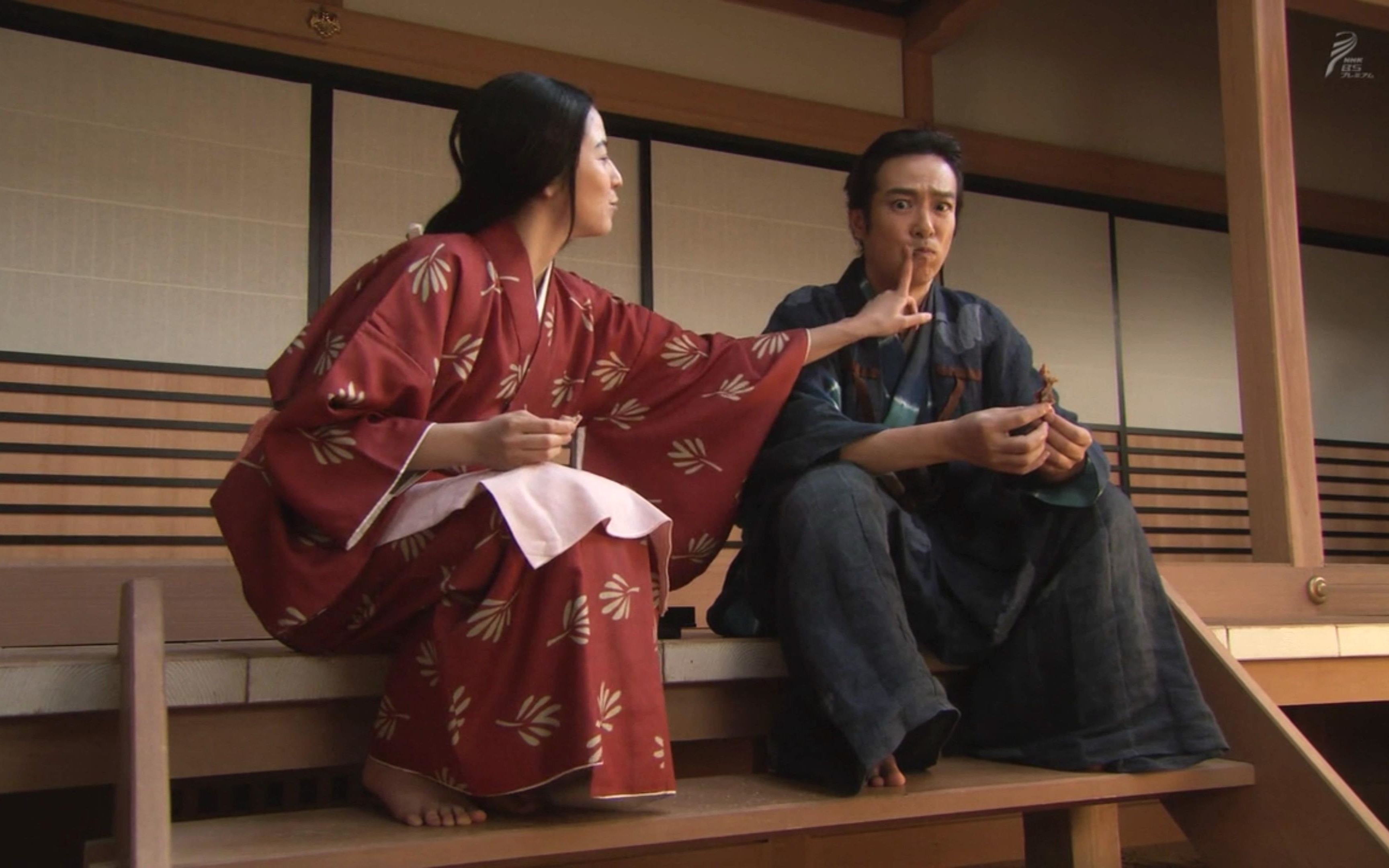 真田丸--庭院间小两口吃柿饼,见幸村满脸愁容忙上前打气.