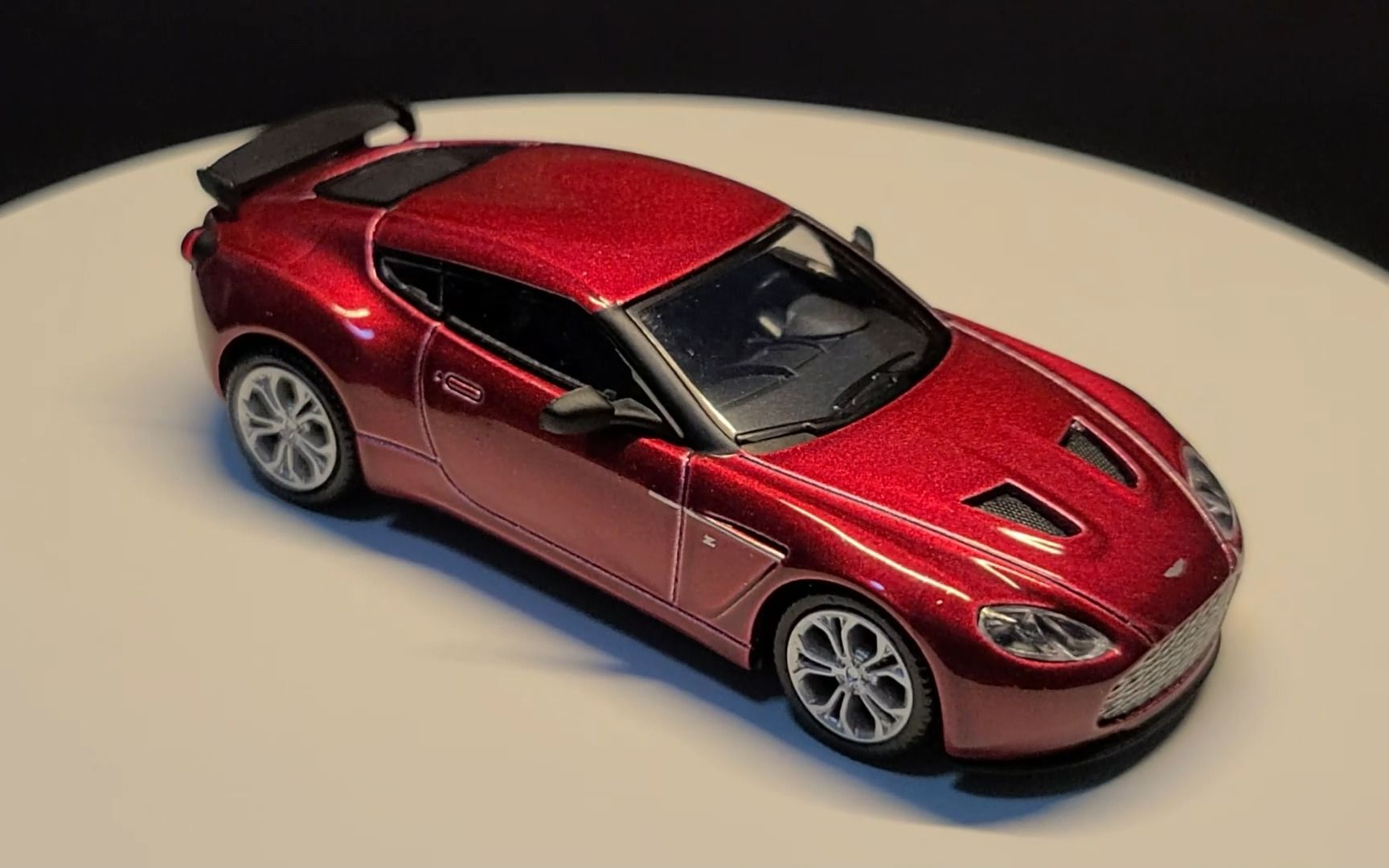 京商 64比例 阿斯顿马丁 v12 zagato 模型