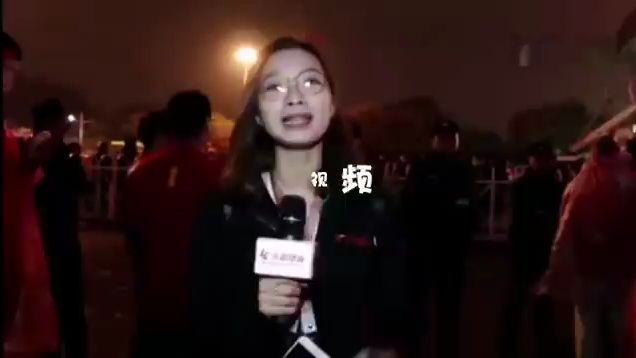 采访李广均的女记者图片