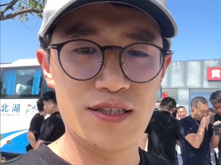 小米王腾与许斐卢伟冰一起到武汉小米之家进行调研