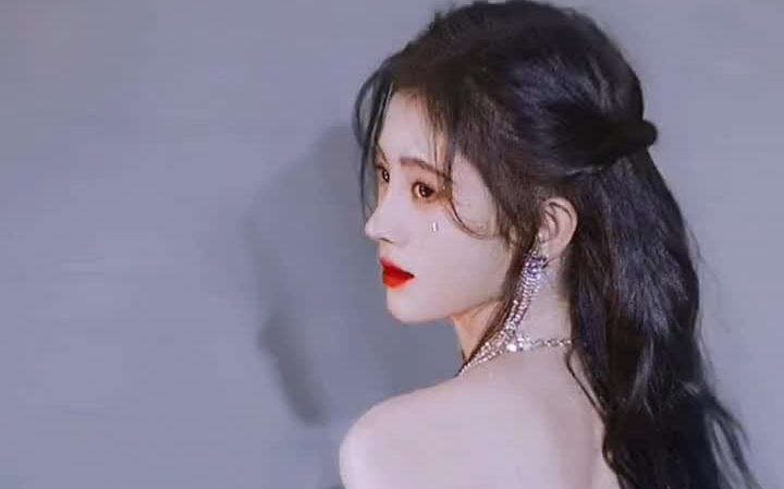 鞠婧t鞠婧t手持粉丝定制白色话筒身着蓝色抹胸裙她一直用行动证明