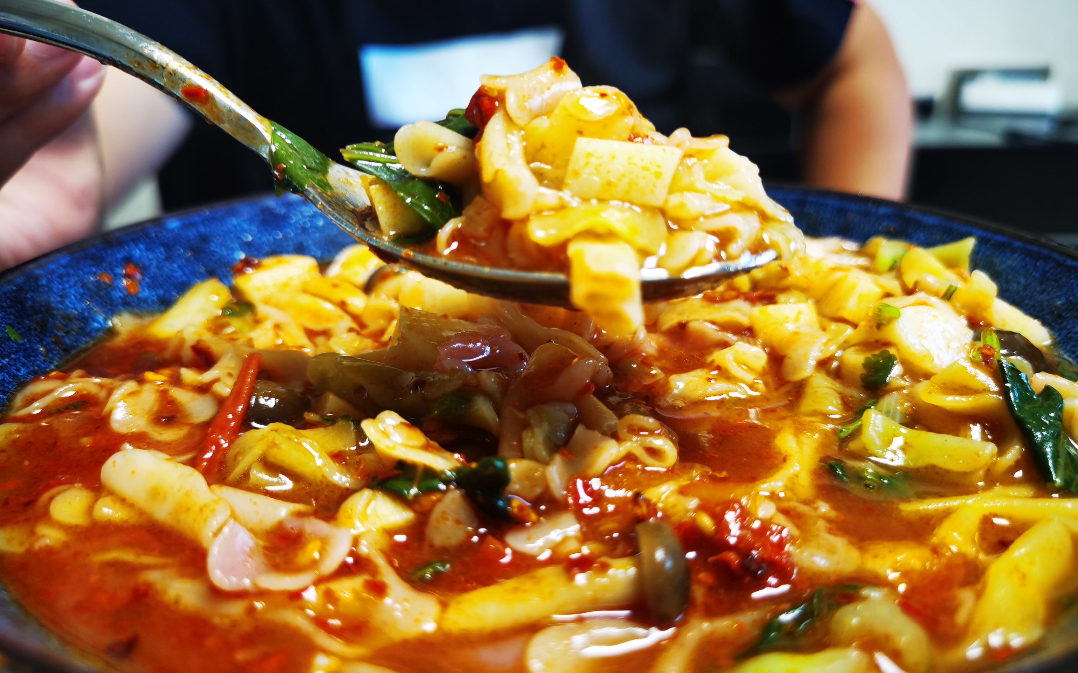 【五彩蝴蝶酸汤面】媳妇买来没见过的面片,随手弄个酸汤面,看看怎么样