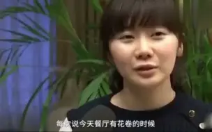 Скачать видео: 福原爱抱着王楠奖牌不撒手，羡慕的飙出东北话：日本一块都没！