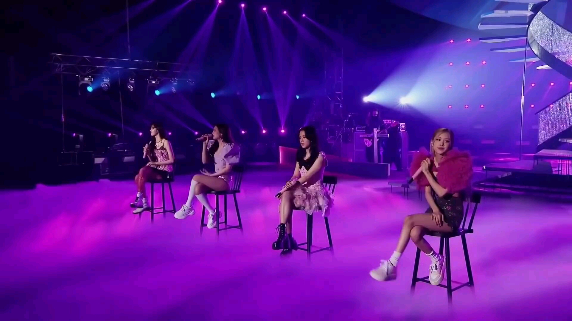 [图]blackpink 演唱会现场《Love To Hate Me + You Never Know + PLAYING WITH FIRE》