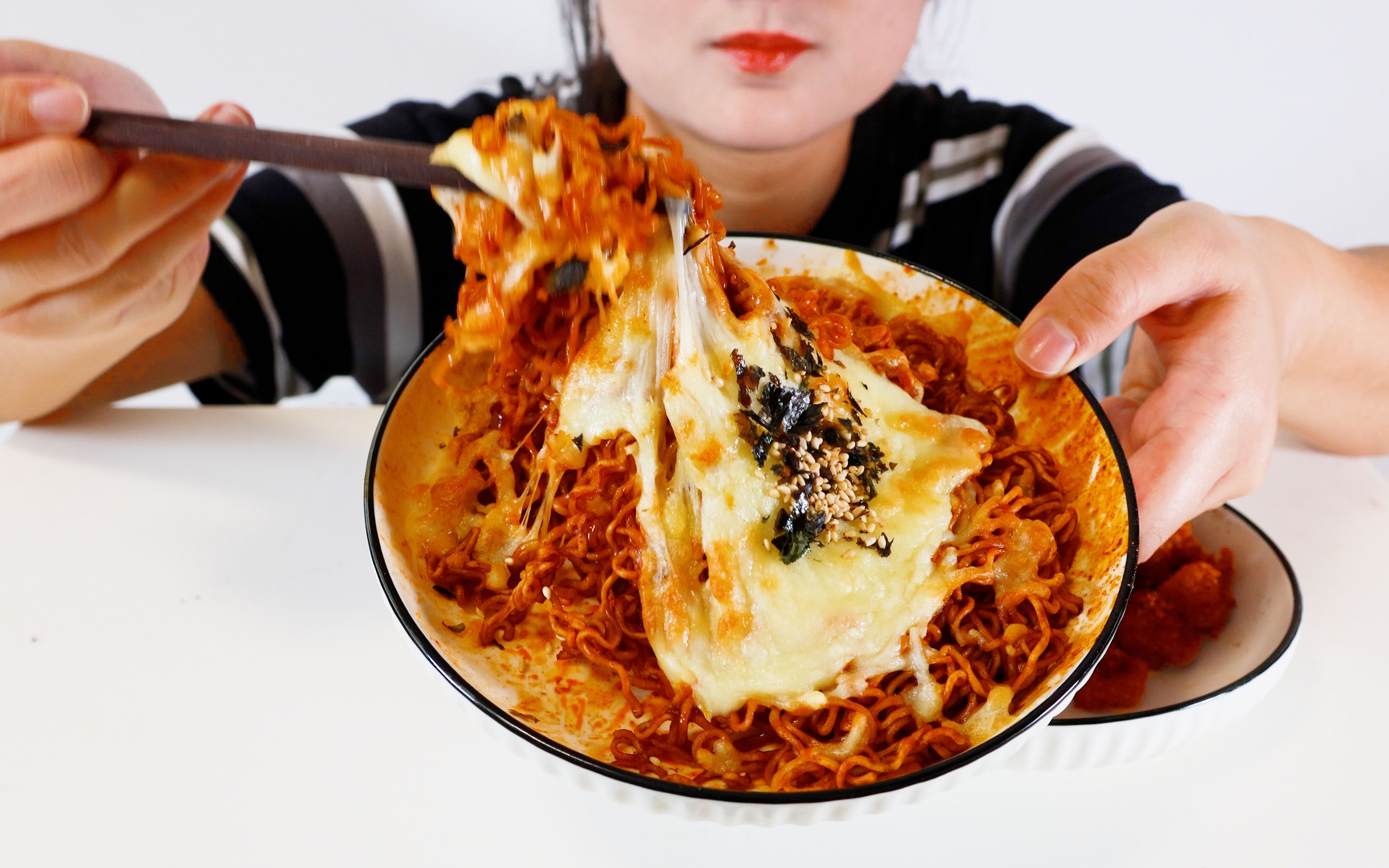 吃芝士火鸡面 甜辣炸鸡!热辣加倍!