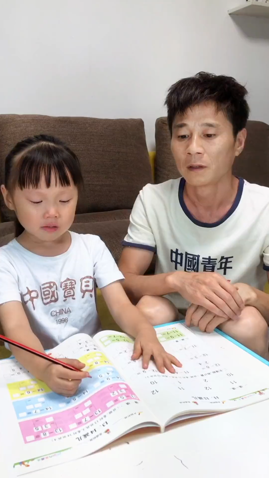 这可咋整啊,这父女简直是一对活宝#搞笑 #萌娃 #看一遍笑一遍 #父女
