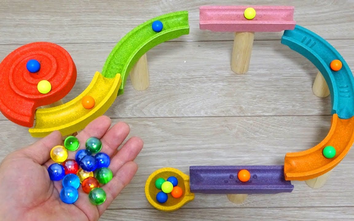 一大把弹珠全部扔进跑道里面,滚动起来太解压了