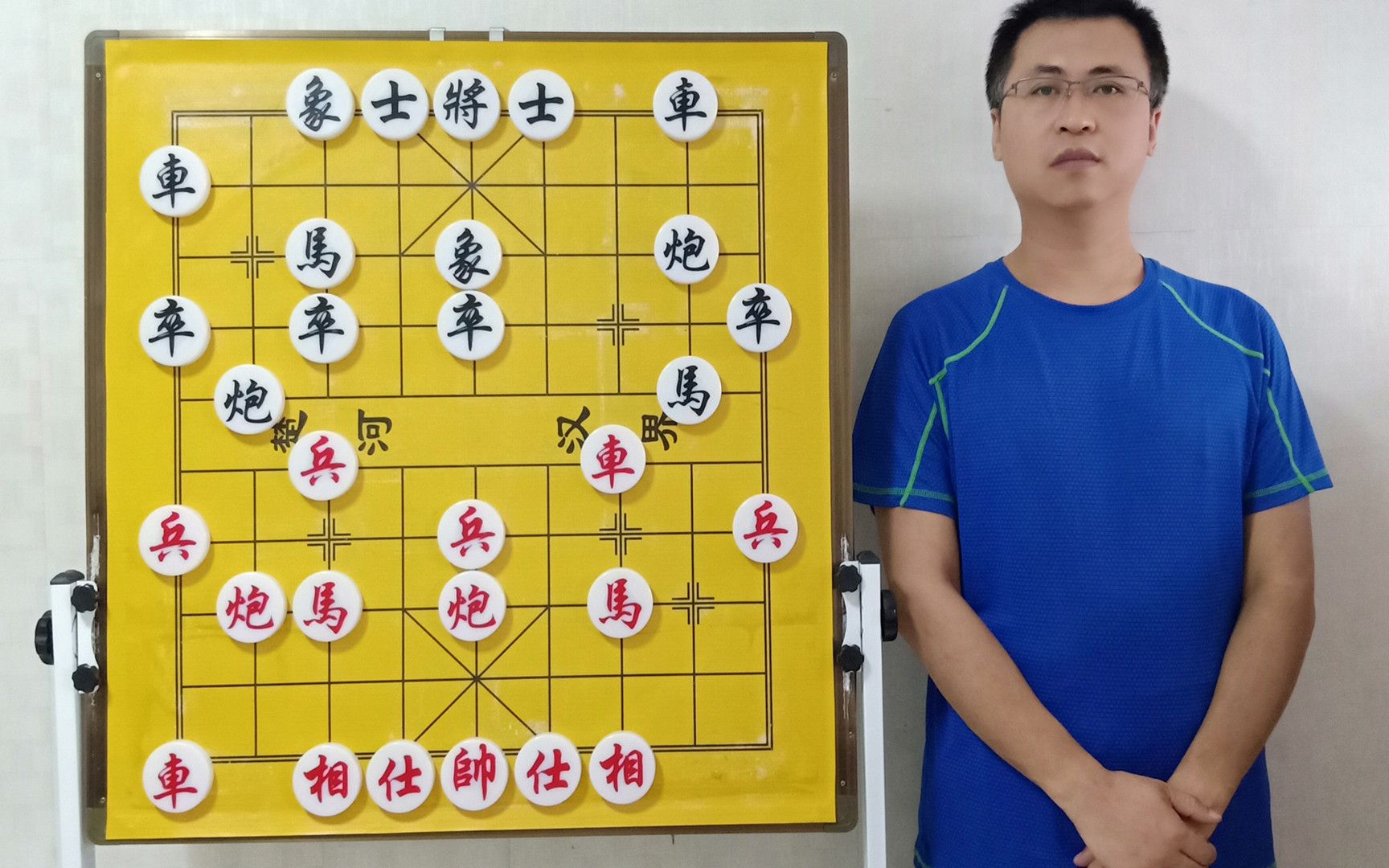 [图]马炮争雄第66集：搞明白中炮巡河车的严重后果，摆平街头棋摊，基本没有问题，当头炮对屏风马，到底怎么走才是正招？中炮巡河车和过河车的区别