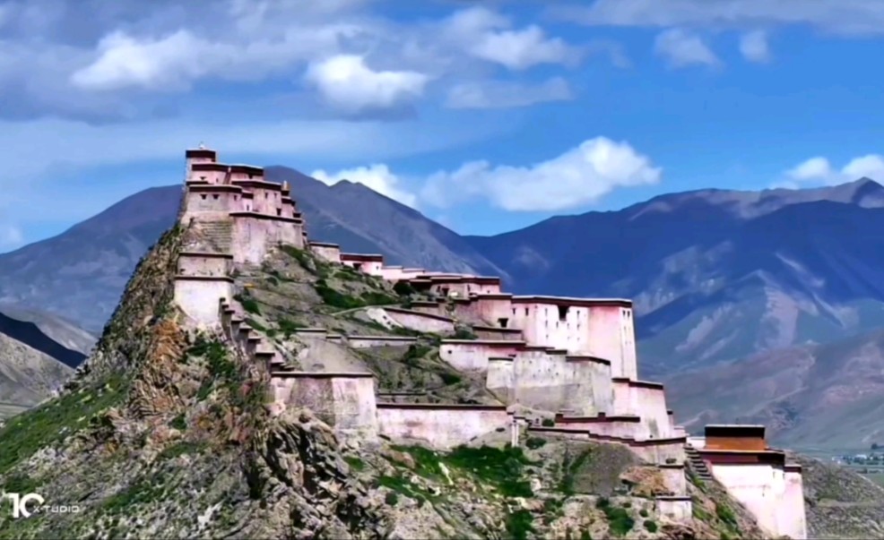 江孜宗山古堡遗址矗立在江孜古城中央的悬崖峭壁上,整个古堡群错落有