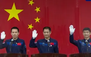 Download Video: 神舟十二号3位航天员亮相：玻璃房内接受采访，还有小讲台