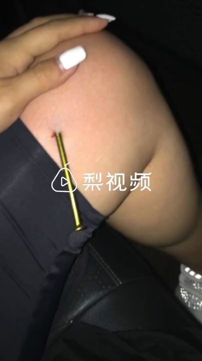 隔屏看着疼!男子玩网红砸钉子游戏,钉子弹出扎旁边女子大腿哔哩哔哩bilibili