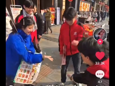 【tiktok】外网看中国商家因抢客人决定石头剪刀布分出胜负哔哩哔哩bilibili