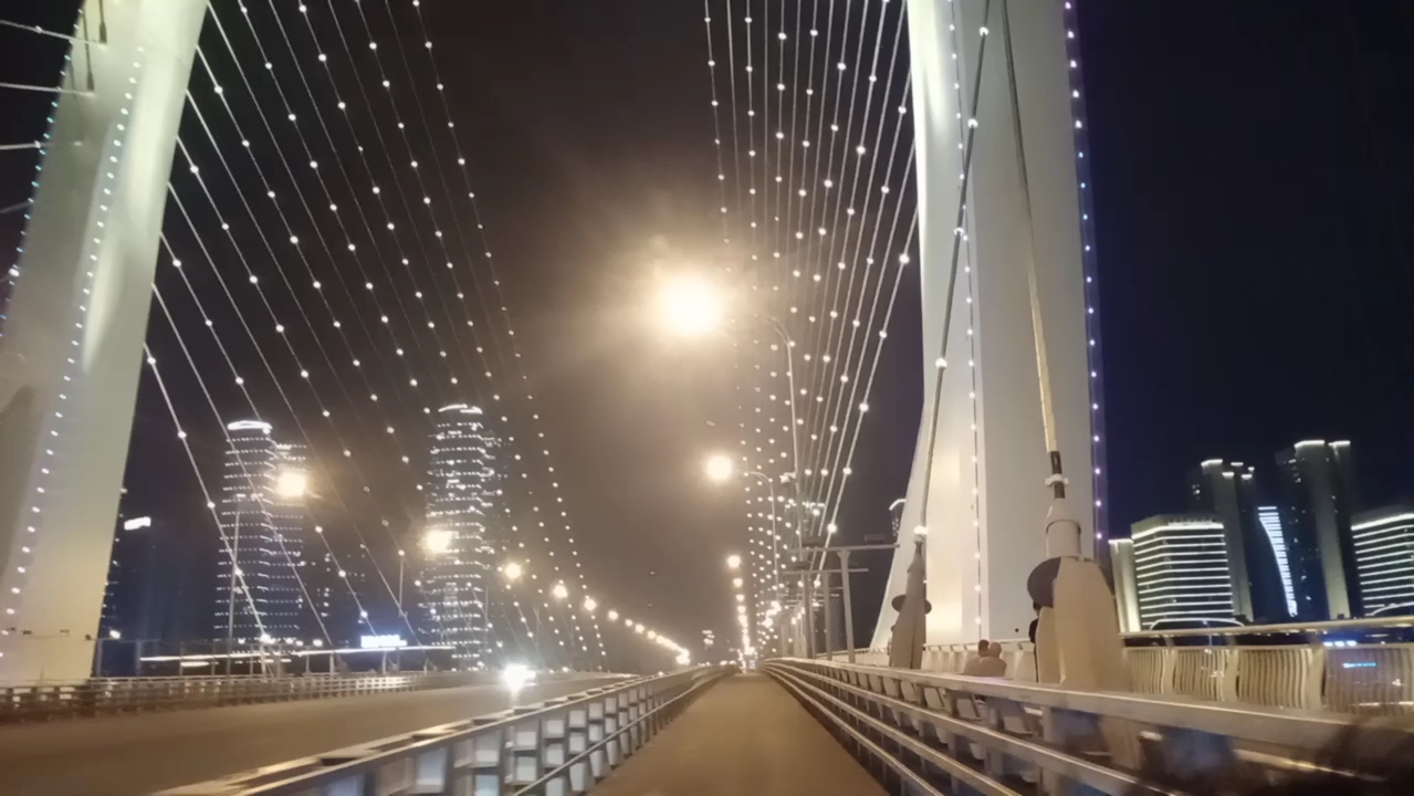 家乡的网红桥夜景好美呀