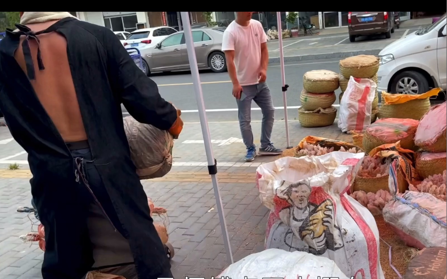 好家伙,水晶的国际贸易这么接地气!光膀子盘水晶!哔哩哔哩bilibili