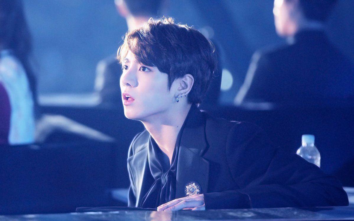 【防弹少年团】【田柾国】161226 sbs歌谣大战 认真看表演的弟弟反应