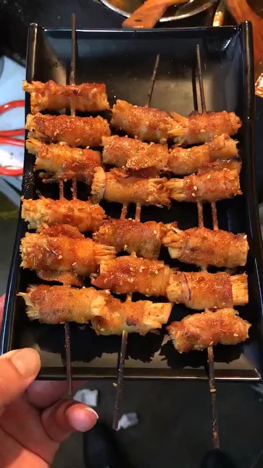 烤五花肉卷金针菇教程五花肉切薄片金针磨洗净也可以放点胡萝卜丝卷好