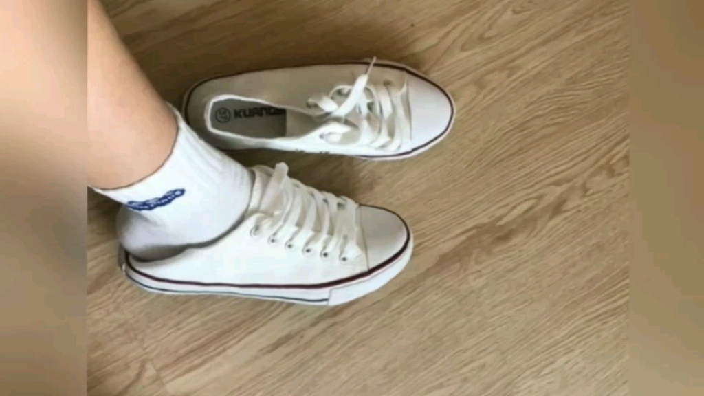 白色帆布鞋棉袜穿搭