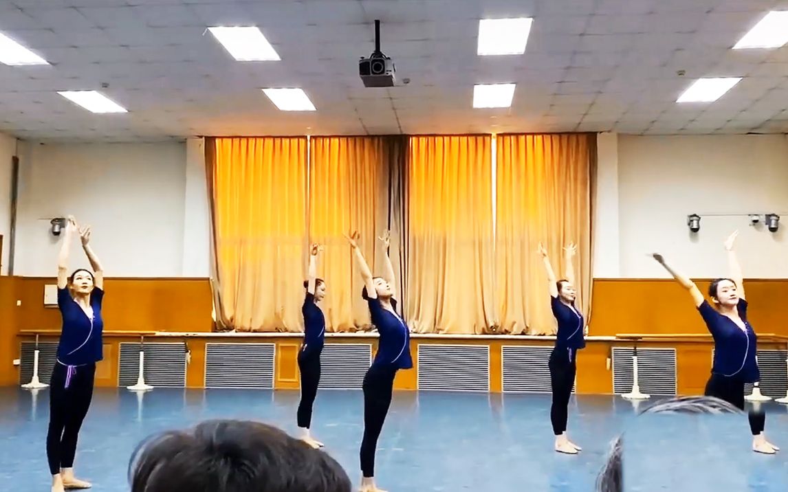 (191)北舞2017级古典舞系【踢腿组合】表演_哔哩哔哩 (゜-゜)つロ