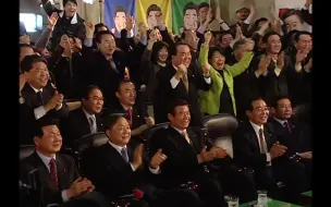 Video herunterladen: 韩国2002年影像实录第二部（政篇）  KBS 2.2002.12广播