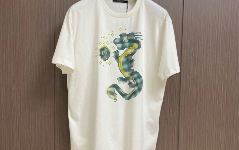 分享一下高仿路易威登lv2024ss早春龙年限定 棉质印花短袖t恤