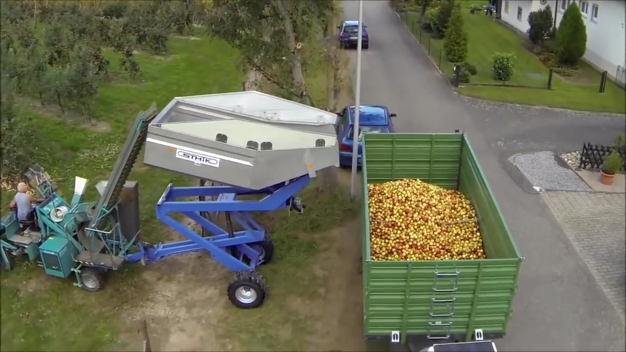 世界一流的现代苹果农场收割机