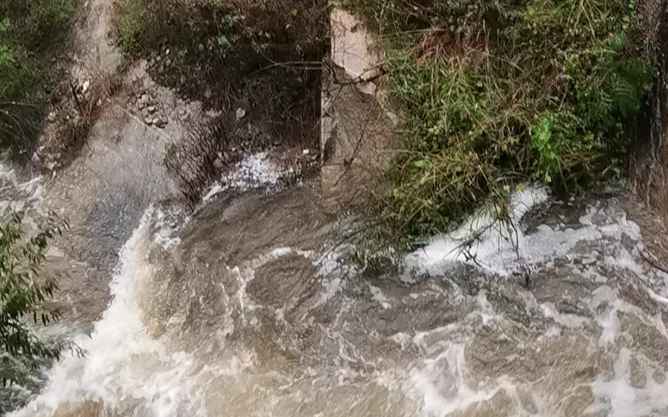 [图]飞湍瀑流争喧豗，砯崖转石万壑雷。