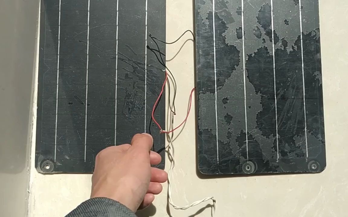 实测实验之二:两块太阳能板并联给手机充电