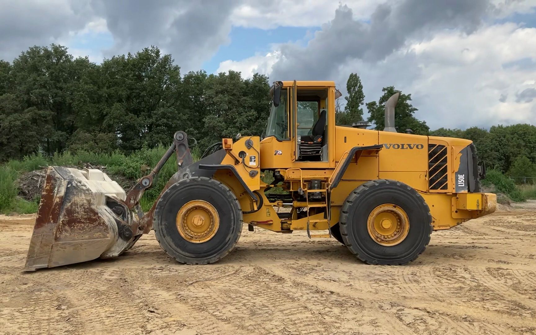 沃尔沃l150e装载机操作展示