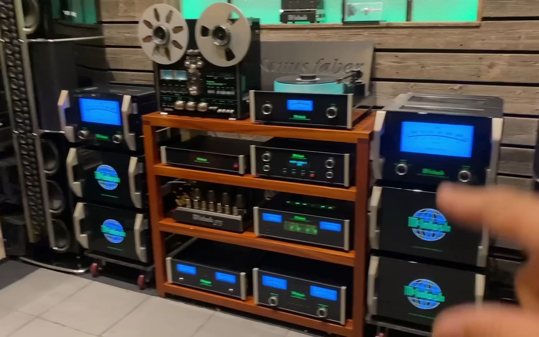 [图]Lets Listen to a $300k Flagship McIntosh Stereo System