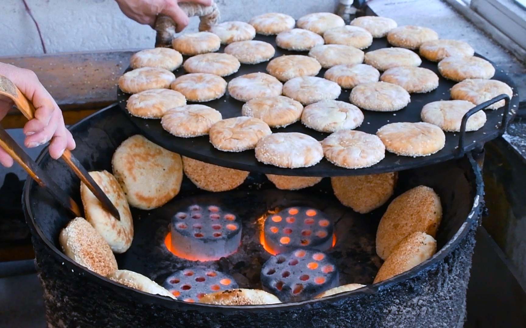 山东夫妻做火炉烧饼6年一个火炉贴11个一天卖出1000个