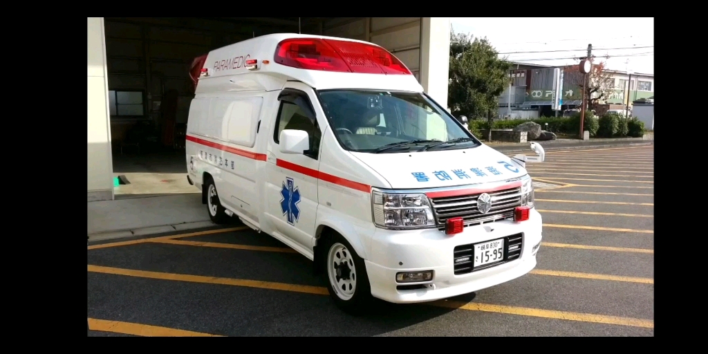 多辆日产paramedic日本救护车常见车型之一救护车