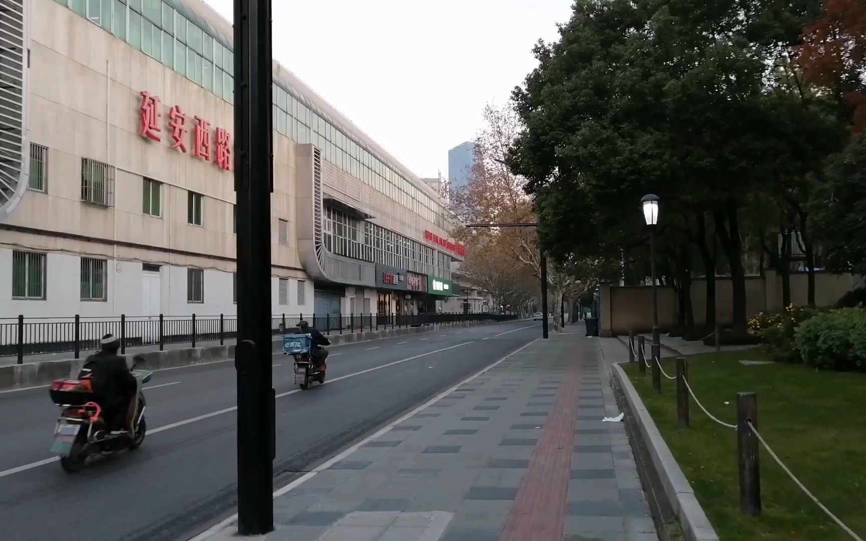 [图]看看现在的道路美景延安西路地铁站